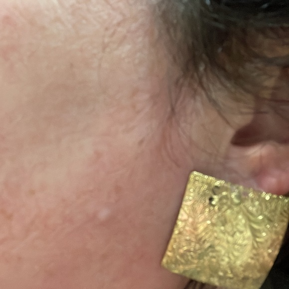 Gold tone square earrings - Picture 5 of 6